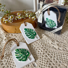 Load image into Gallery viewer, Monstera Leaf - Plaster Diffuser