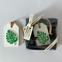 Load image into Gallery viewer, Monstera Leaf - Plaster Diffuser